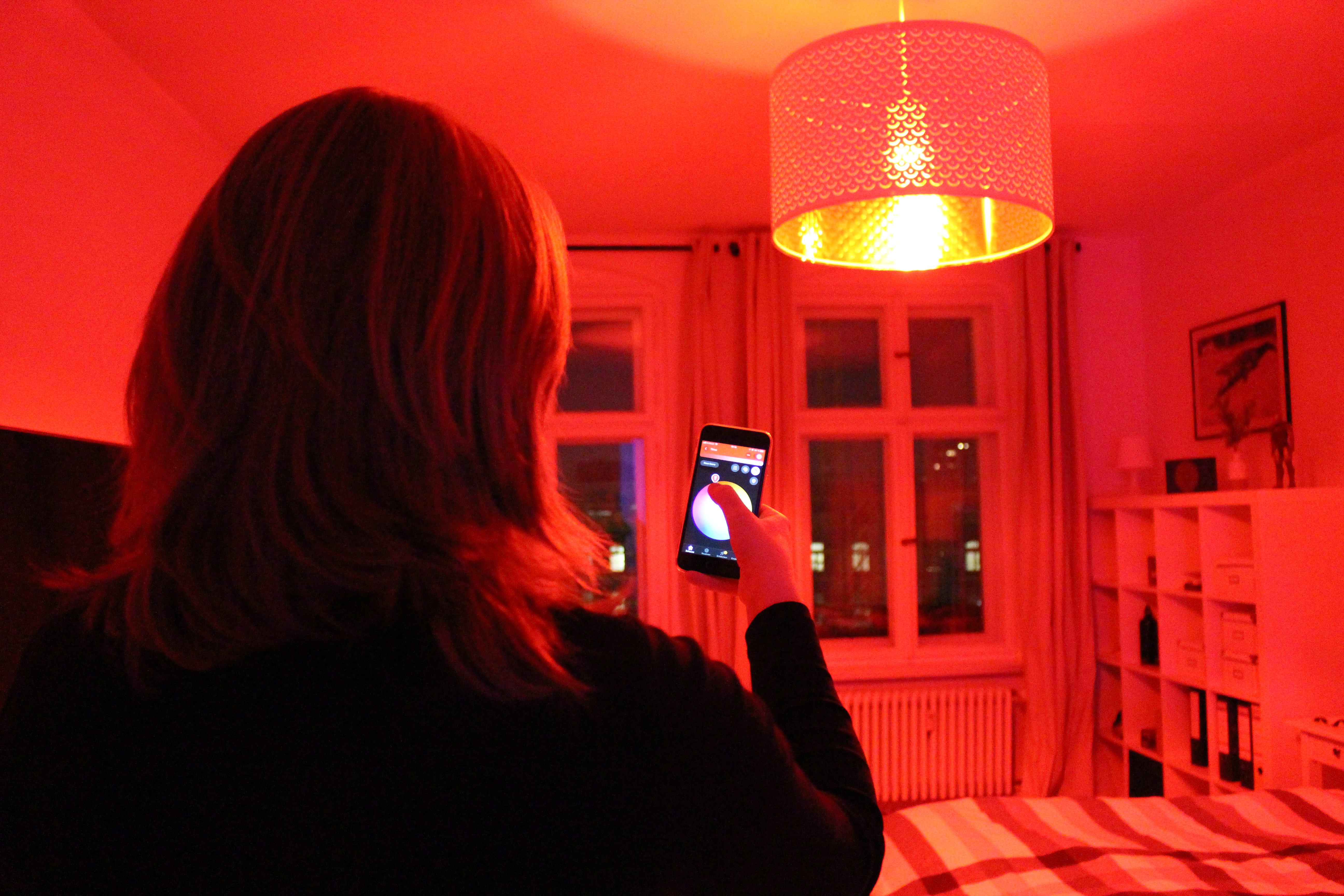 Maren bedient mit der Philips Hue App das Licht