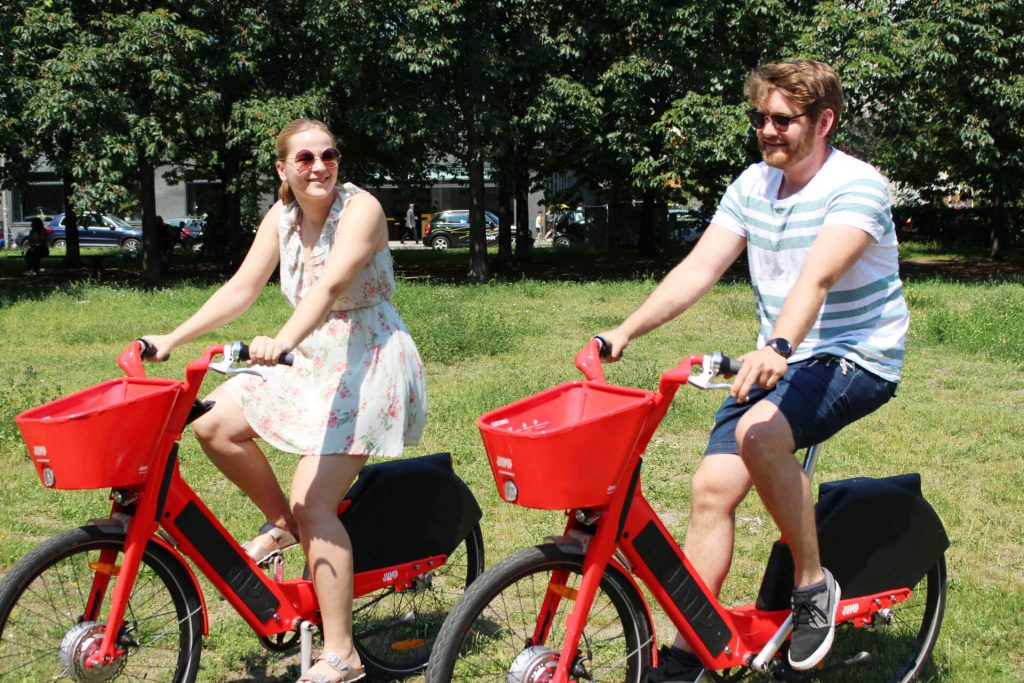 Andreas und Maren auf dem Jump Bike