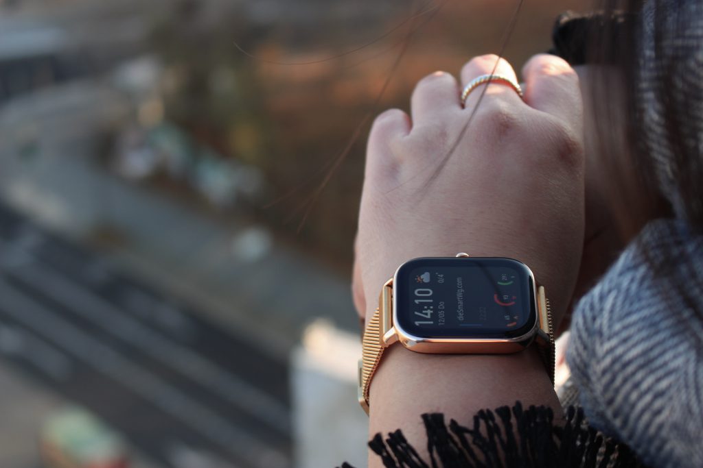 Thanhs Arm mit Smartwatch